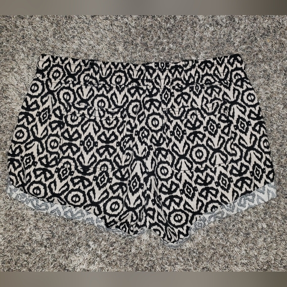 Kiss&Cry| Linen Blend Geometric Shorts with Pockets - Picture 5 of 5